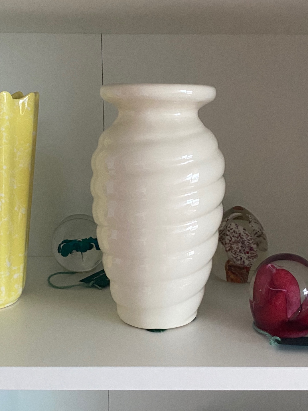 90&#039;S Vintage White Haeger Beehive Swirl Ceramic Vase